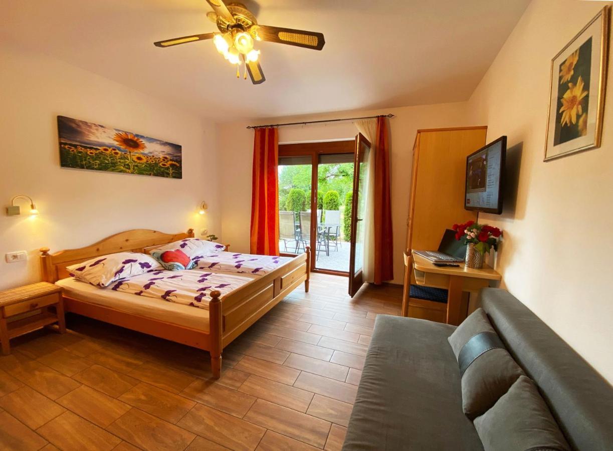 Guesthouse Mesec Zaplana วิเรอนีกา ภายนอก รูปภาพ