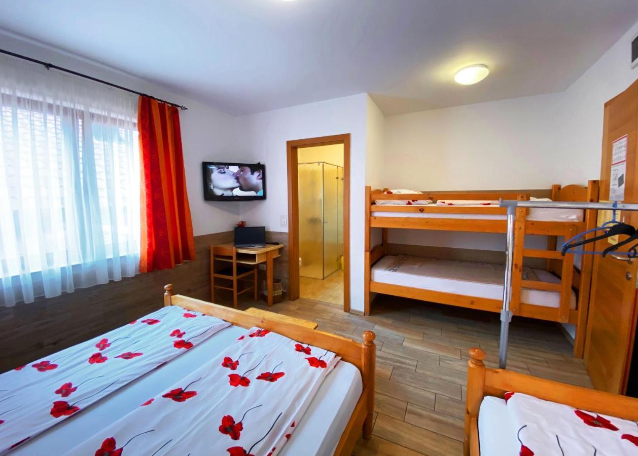 Guesthouse Mesec Zaplana วิเรอนีกา ภายนอก รูปภาพ