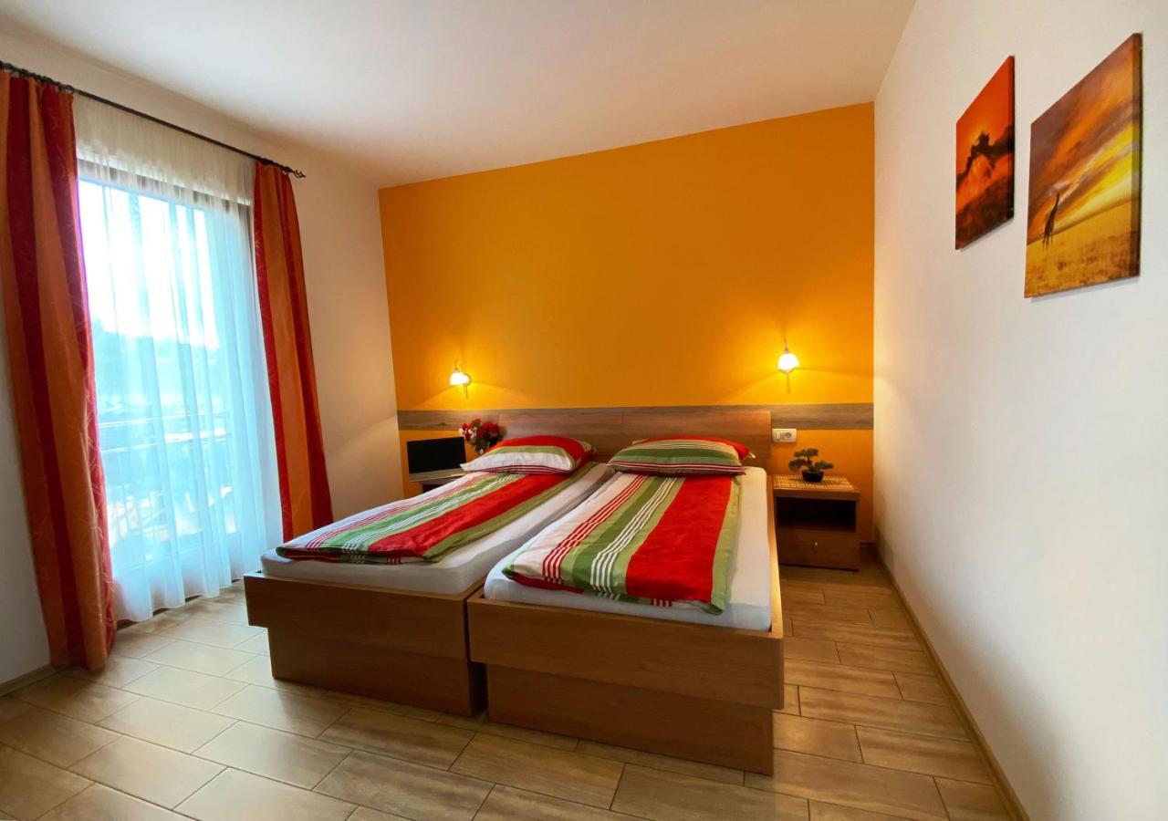 Guesthouse Mesec Zaplana วิเรอนีกา ภายนอก รูปภาพ
