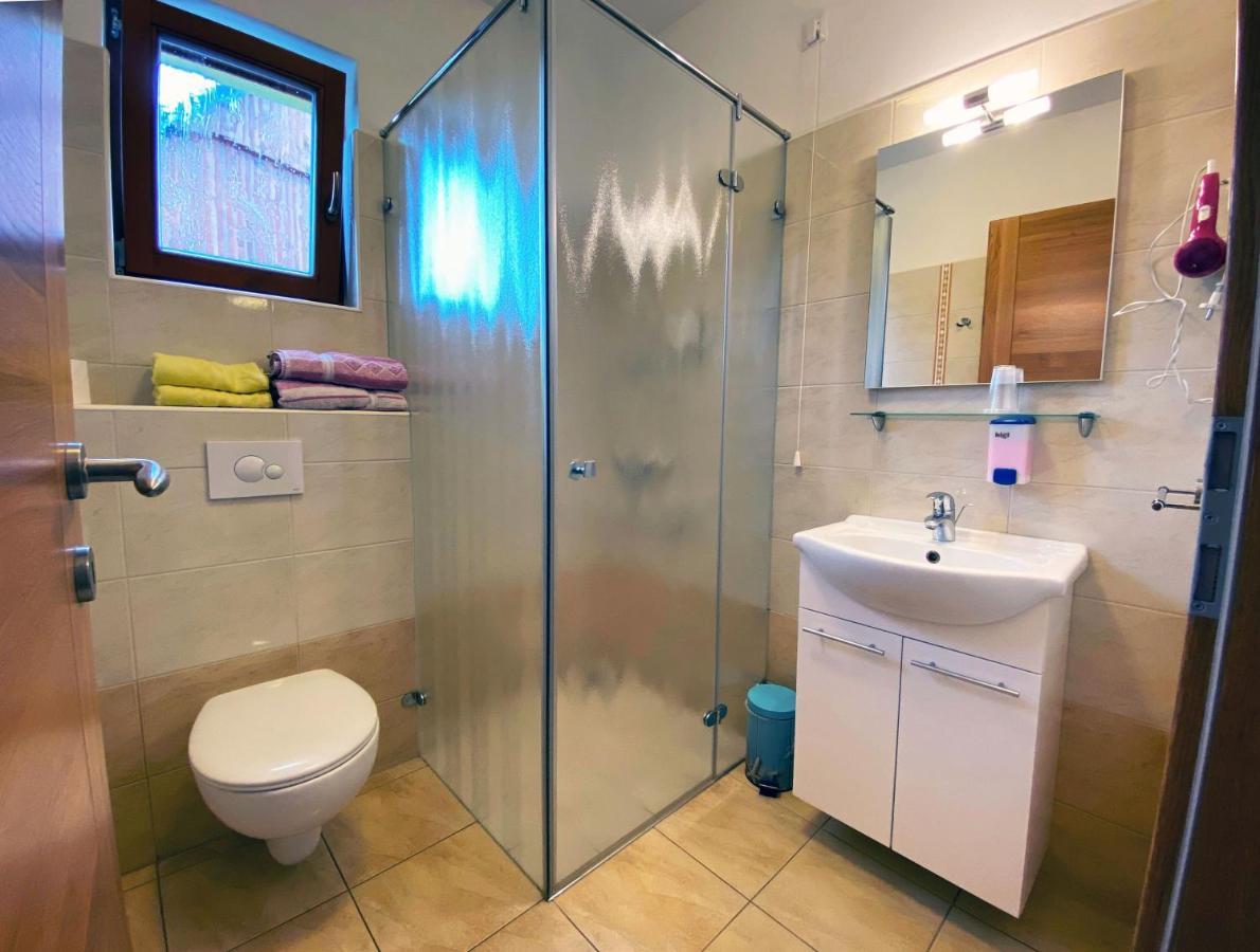 Guesthouse Mesec Zaplana วิเรอนีกา ภายนอก รูปภาพ