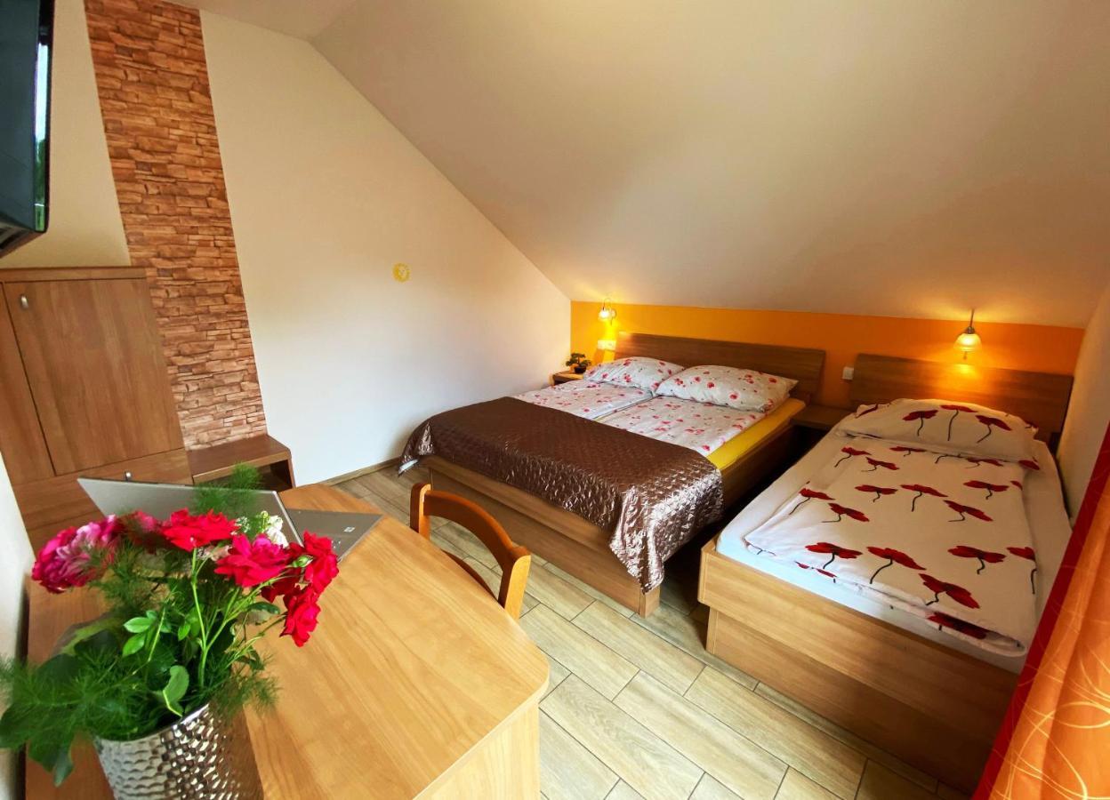 Guesthouse Mesec Zaplana วิเรอนีกา ภายนอก รูปภาพ