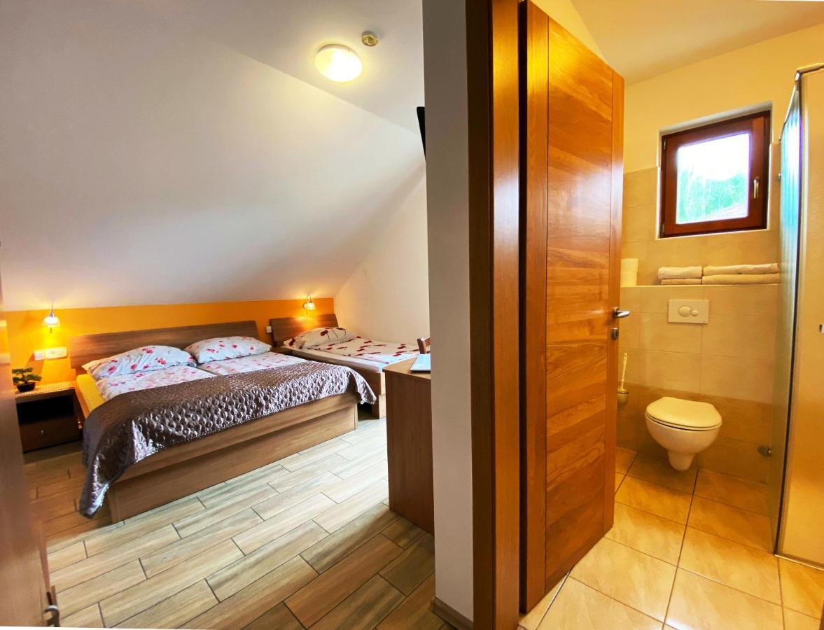 Guesthouse Mesec Zaplana วิเรอนีกา ภายนอก รูปภาพ