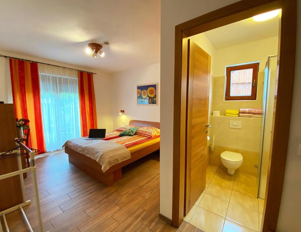 Guesthouse Mesec Zaplana วิเรอนีกา ภายนอก รูปภาพ