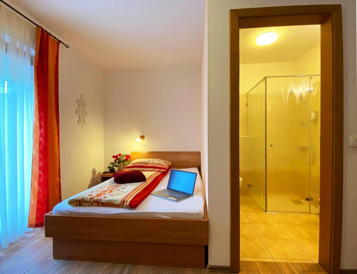 Guesthouse Mesec Zaplana วิเรอนีกา ภายนอก รูปภาพ