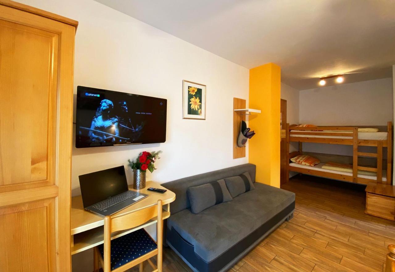 Guesthouse Mesec Zaplana วิเรอนีกา ภายนอก รูปภาพ