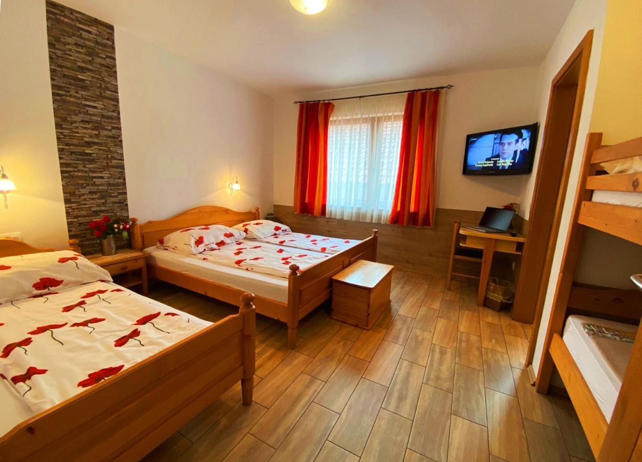 Guesthouse Mesec Zaplana วิเรอนีกา ภายนอก รูปภาพ