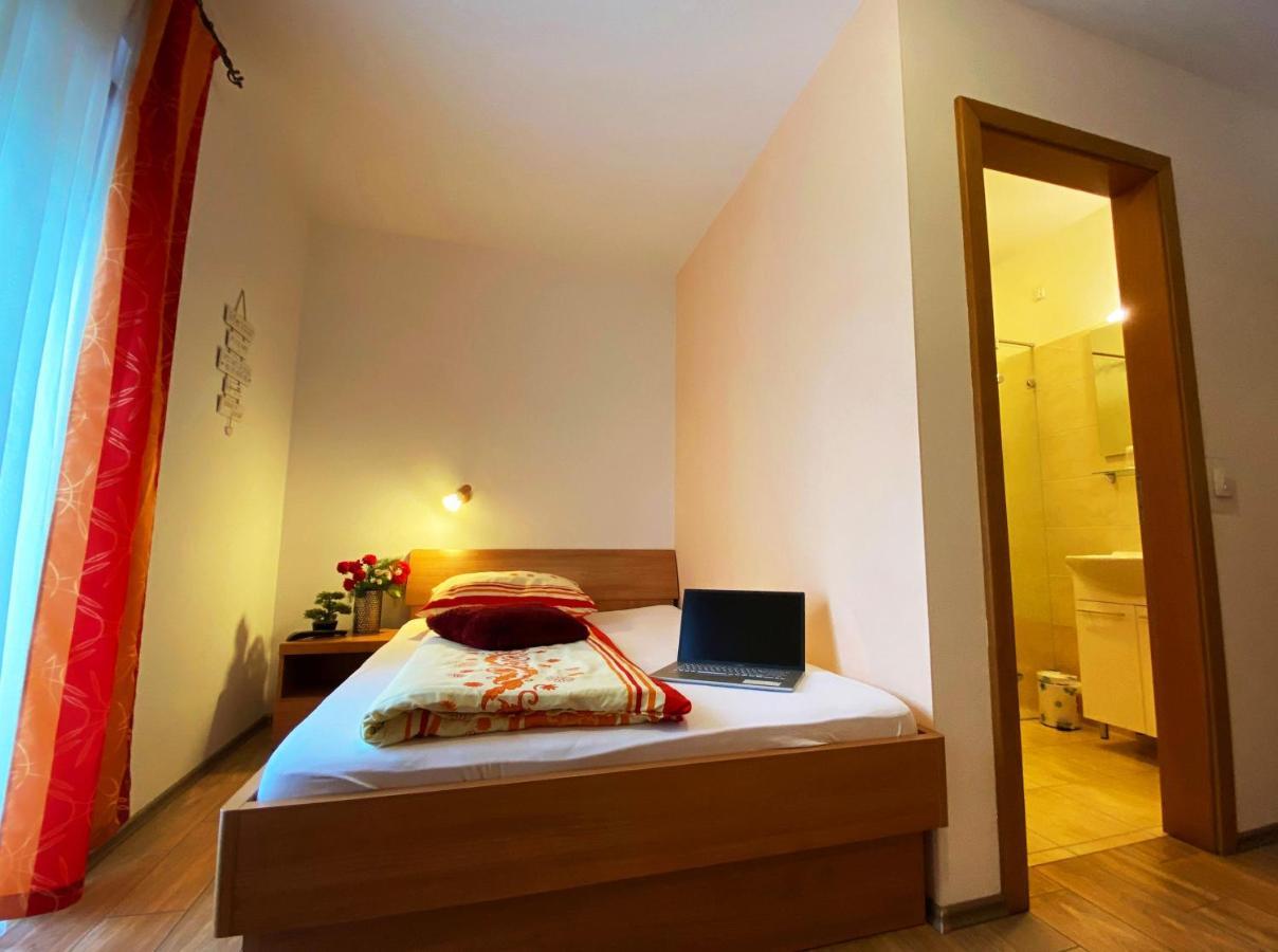 Guesthouse Mesec Zaplana วิเรอนีกา ภายนอก รูปภาพ