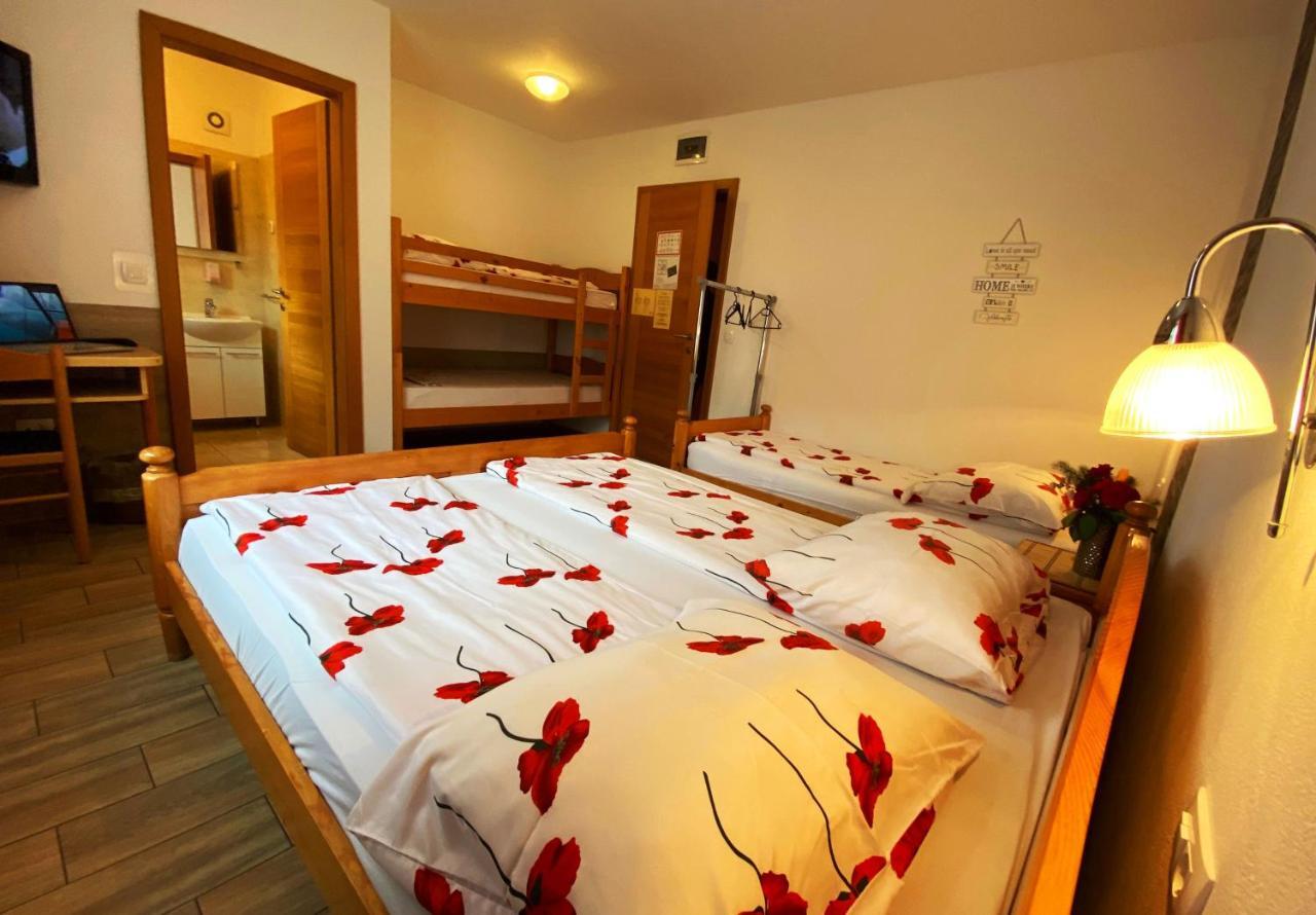 Guesthouse Mesec Zaplana วิเรอนีกา ภายนอก รูปภาพ