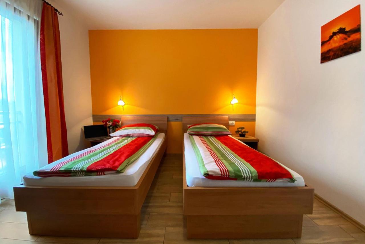 Guesthouse Mesec Zaplana วิเรอนีกา ภายนอก รูปภาพ