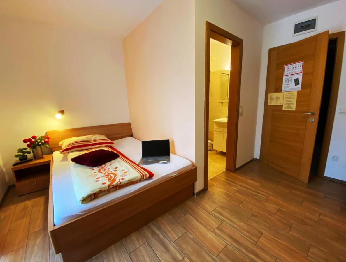 Guesthouse Mesec Zaplana วิเรอนีกา ภายนอก รูปภาพ