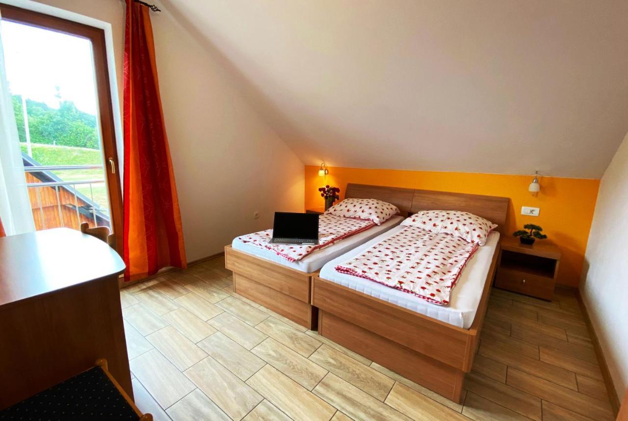 Guesthouse Mesec Zaplana วิเรอนีกา ภายนอก รูปภาพ