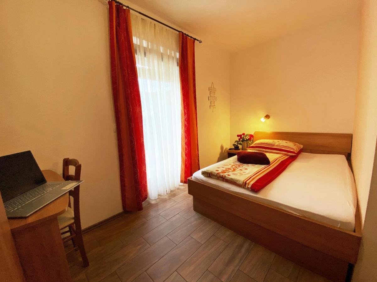 Guesthouse Mesec Zaplana วิเรอนีกา ภายนอก รูปภาพ