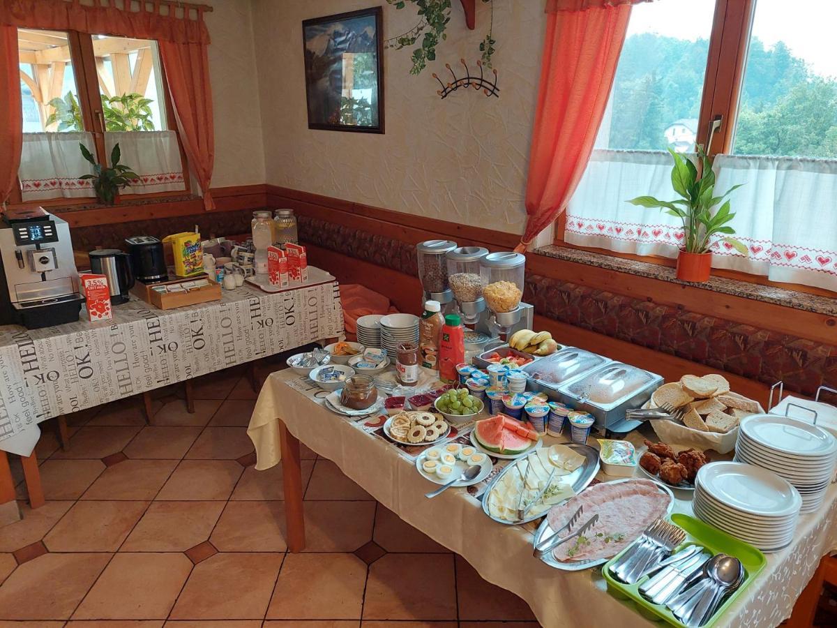 Guesthouse Mesec Zaplana วิเรอนีกา ภายนอก รูปภาพ