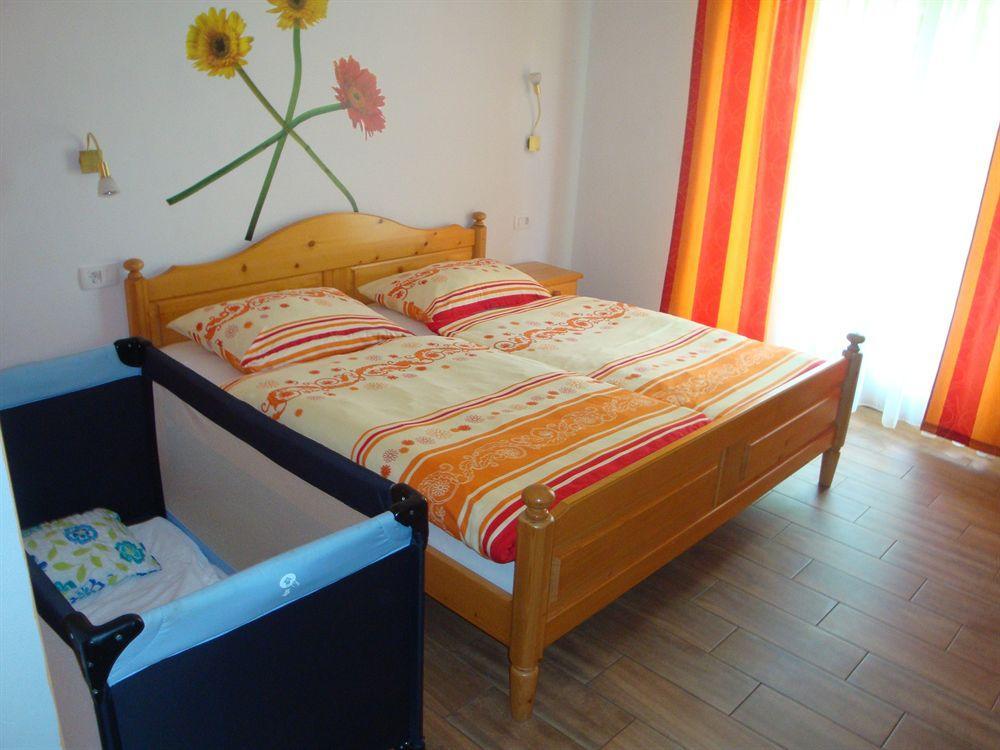 Guesthouse Mesec Zaplana วิเรอนีกา ภายนอก รูปภาพ