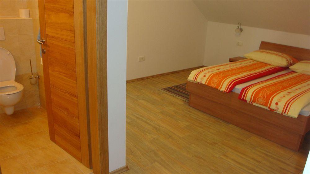 Guesthouse Mesec Zaplana วิเรอนีกา ภายนอก รูปภาพ
