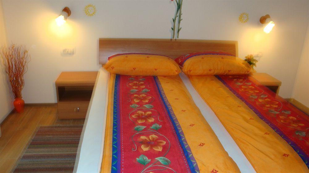 Guesthouse Mesec Zaplana วิเรอนีกา ภายนอก รูปภาพ