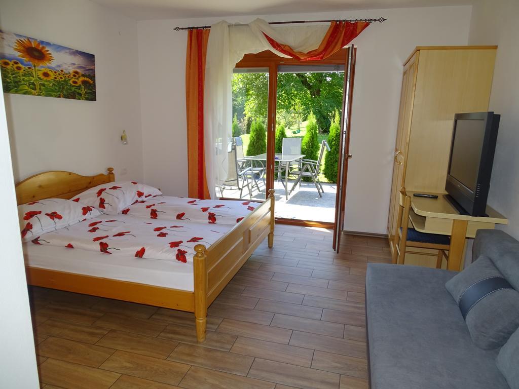 Guesthouse Mesec Zaplana วิเรอนีกา ภายนอก รูปภาพ
