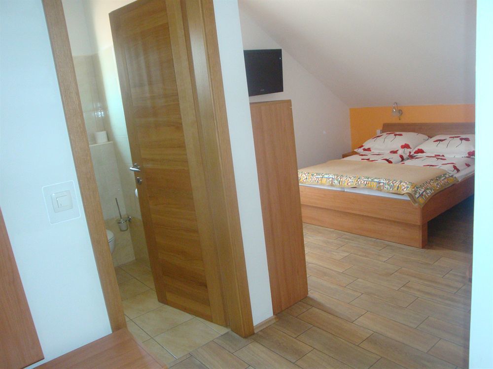 Guesthouse Mesec Zaplana วิเรอนีกา ภายนอก รูปภาพ