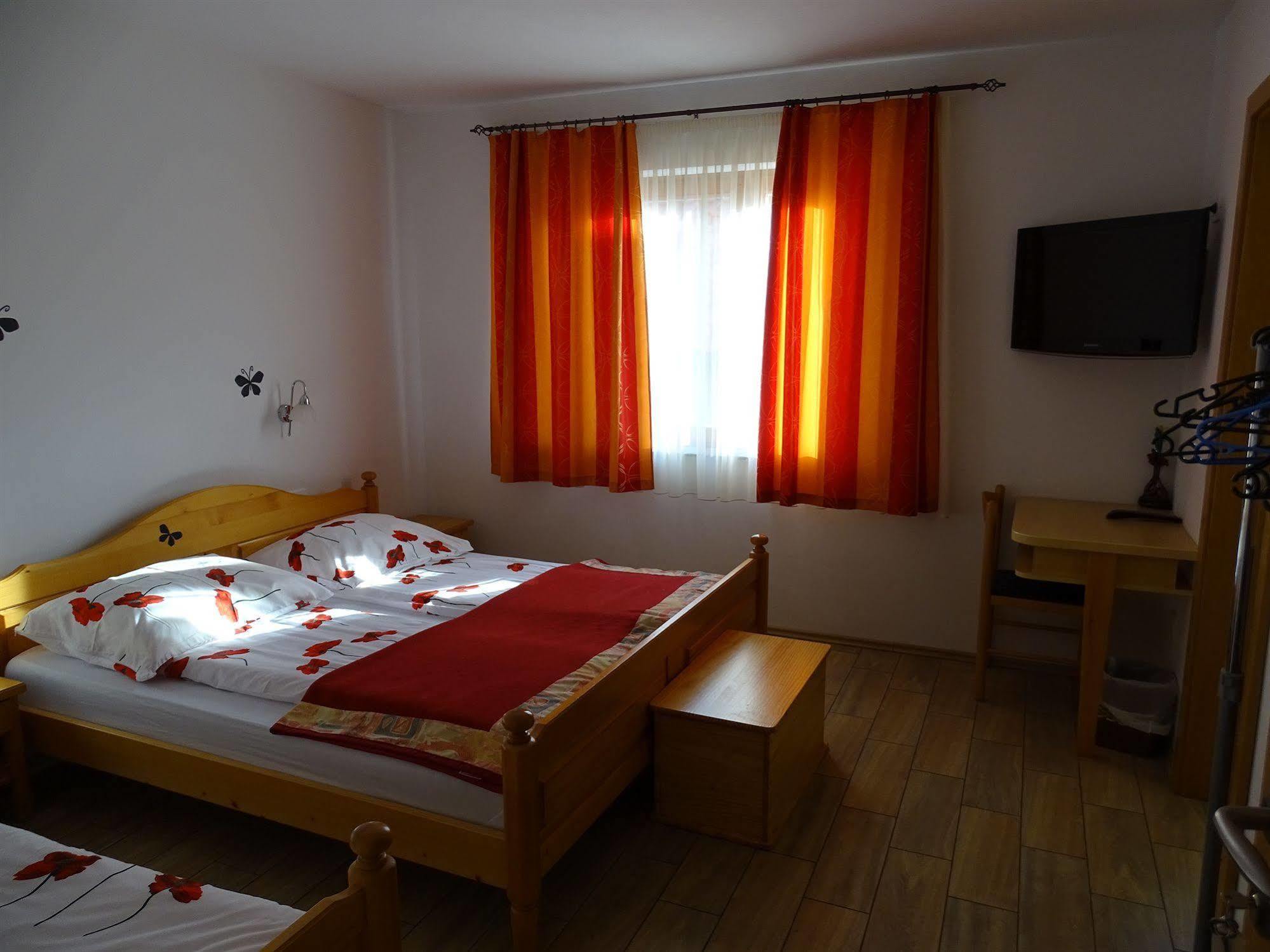 Guesthouse Mesec Zaplana วิเรอนีกา ภายนอก รูปภาพ