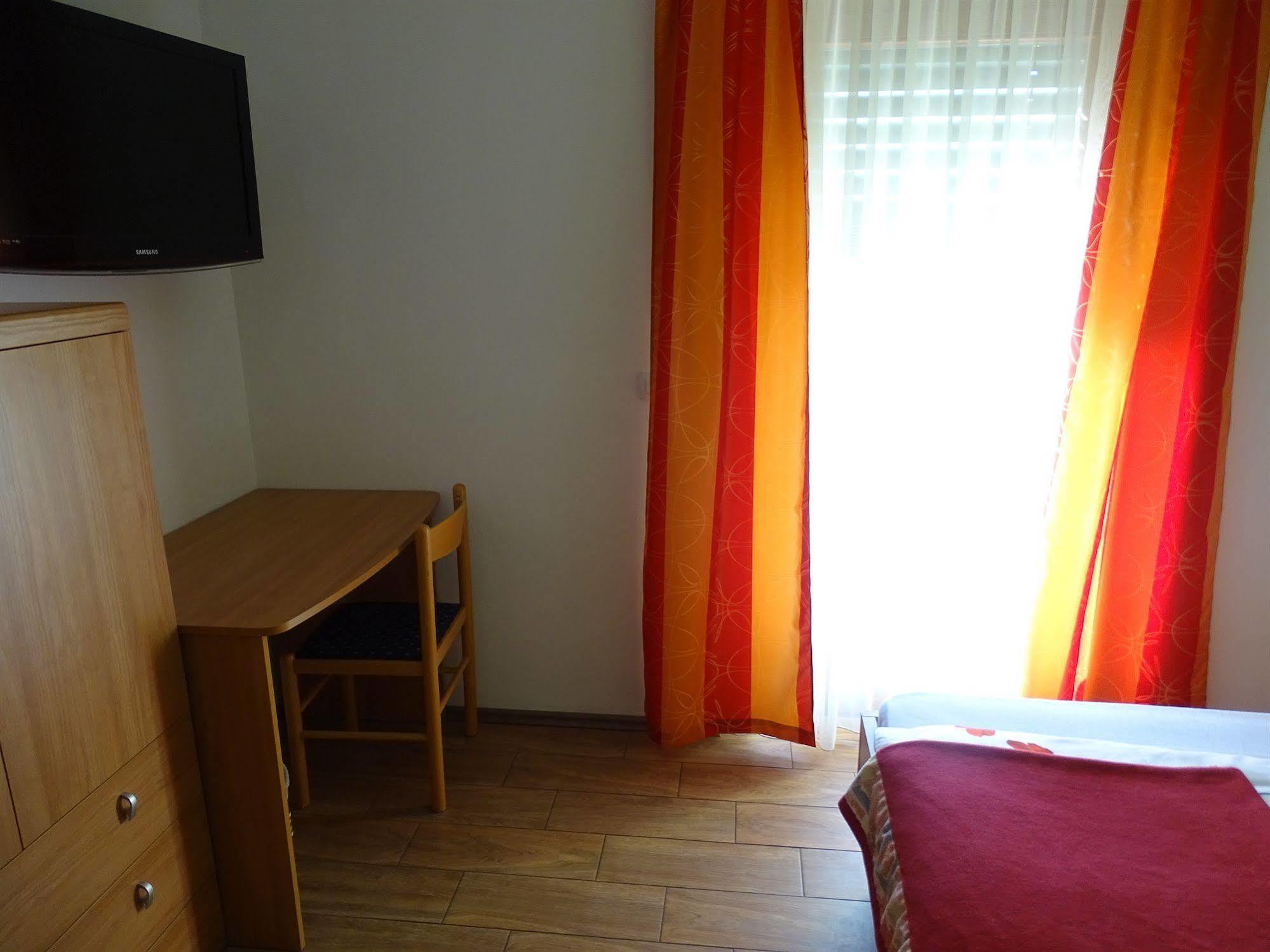 Guesthouse Mesec Zaplana วิเรอนีกา ภายนอก รูปภาพ
