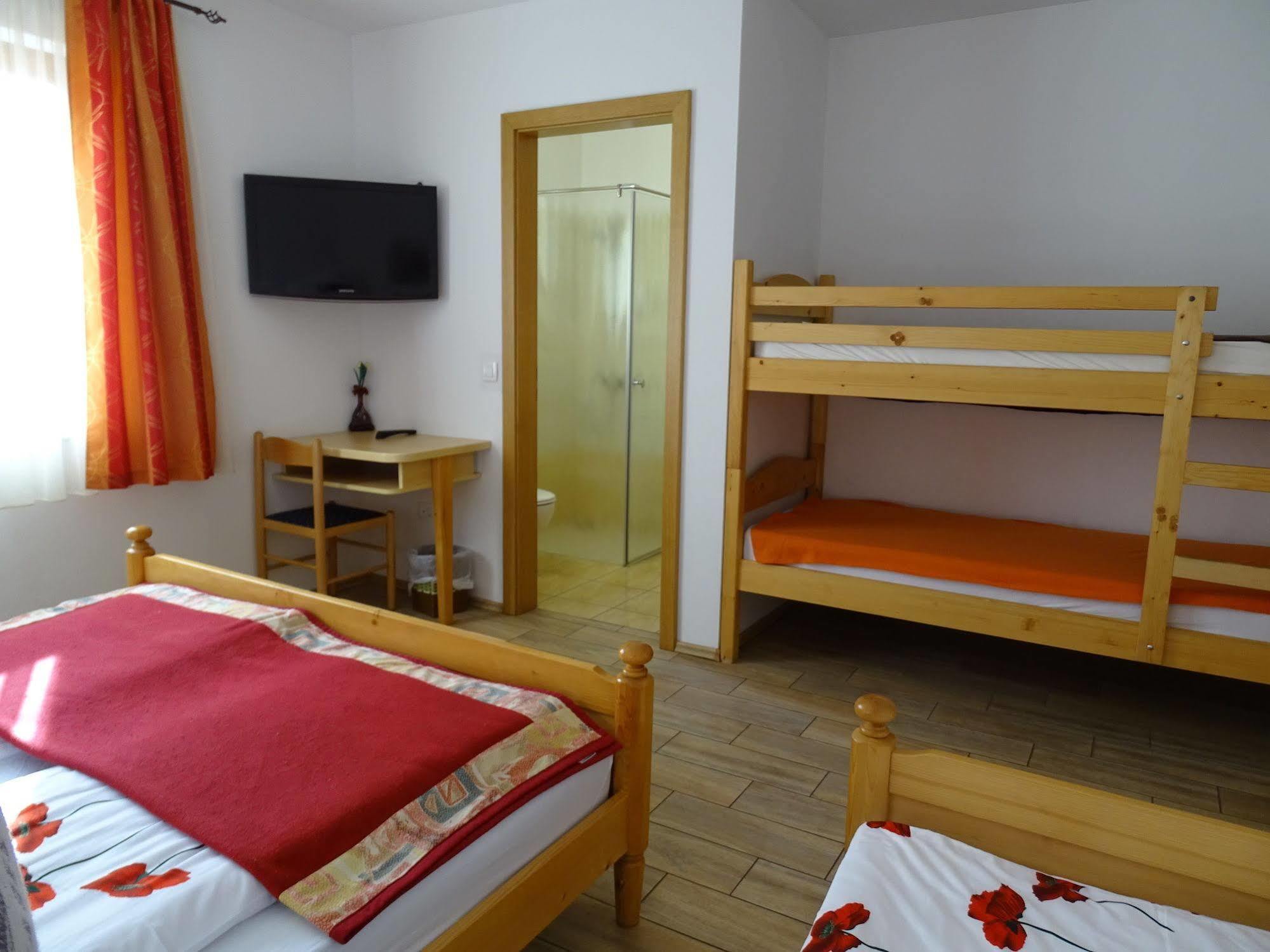 Guesthouse Mesec Zaplana วิเรอนีกา ภายนอก รูปภาพ