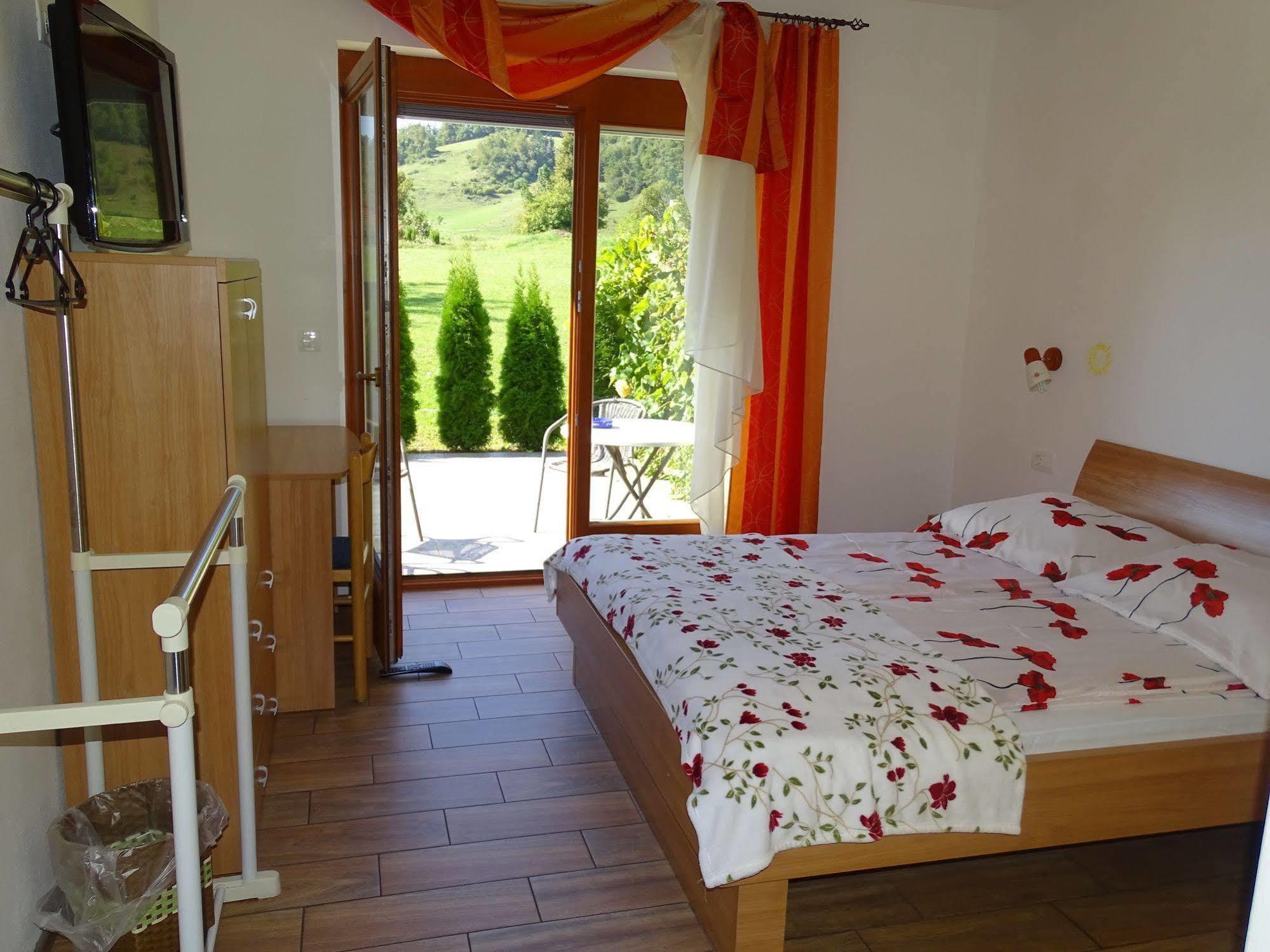 Guesthouse Mesec Zaplana วิเรอนีกา ภายนอก รูปภาพ