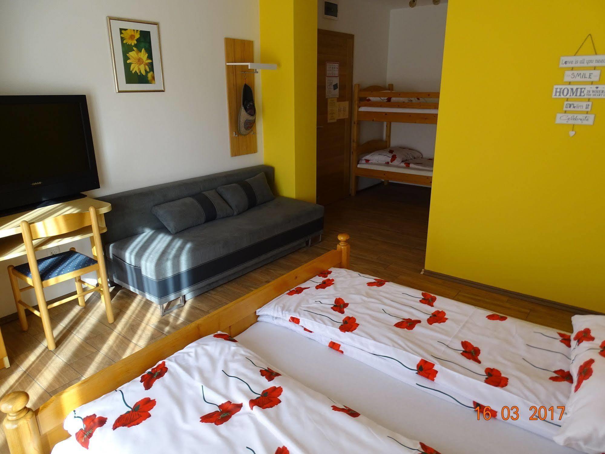 Guesthouse Mesec Zaplana วิเรอนีกา ภายนอก รูปภาพ