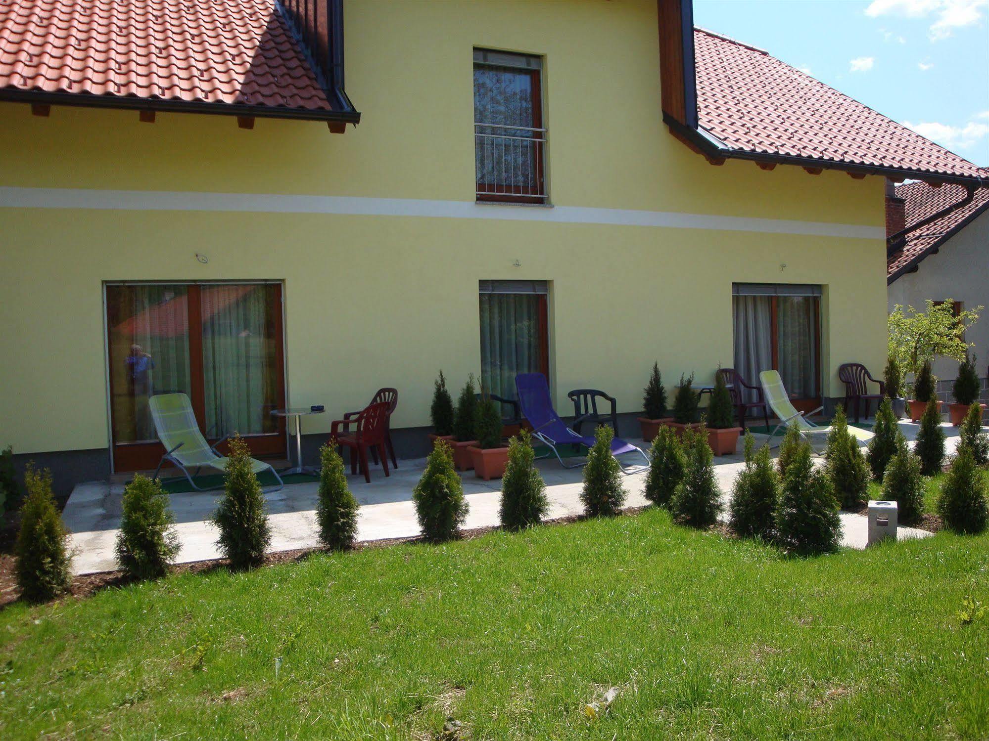 Guesthouse Mesec Zaplana วิเรอนีกา ภายนอก รูปภาพ