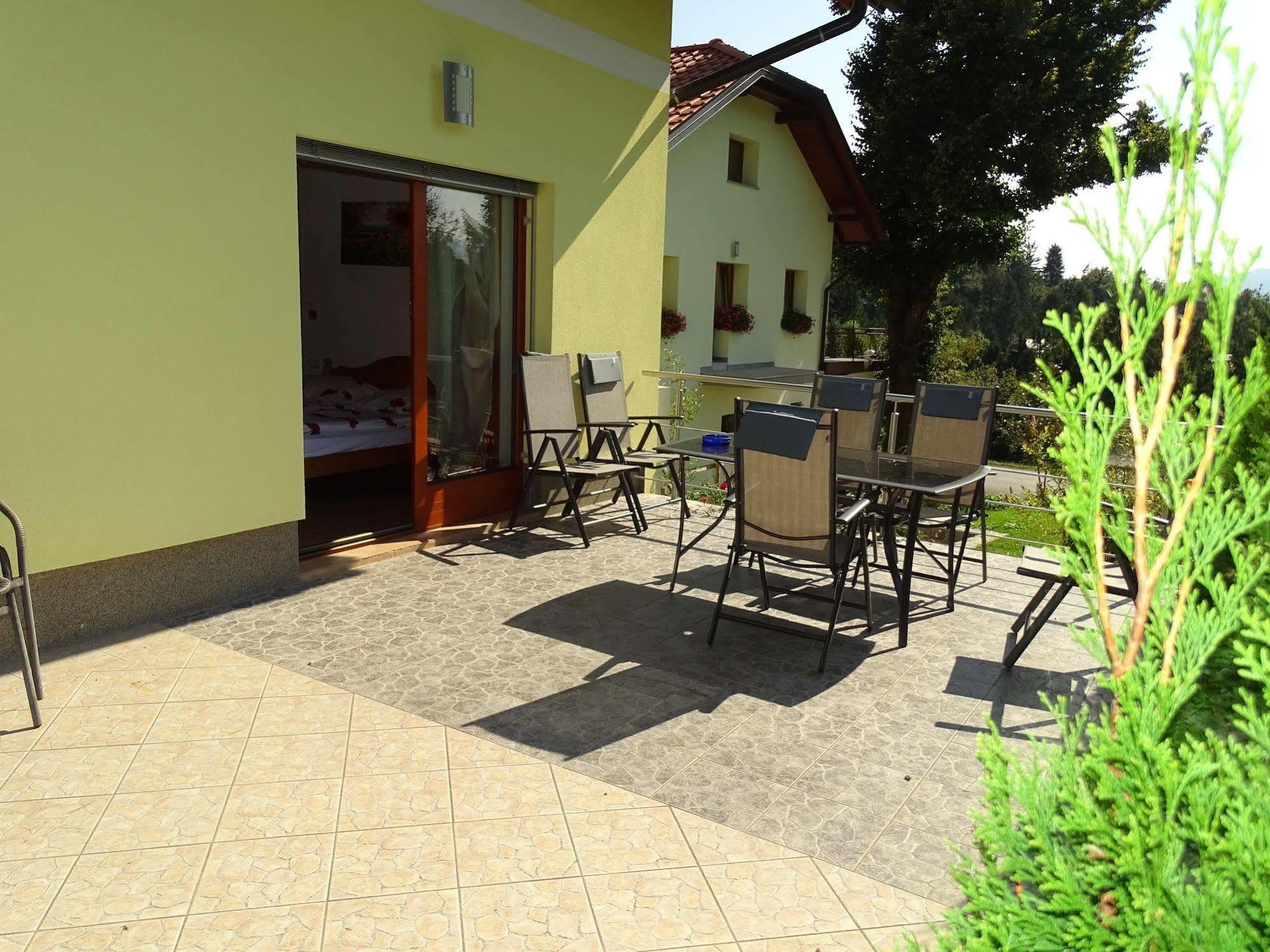 Guesthouse Mesec Zaplana วิเรอนีกา ภายนอก รูปภาพ
