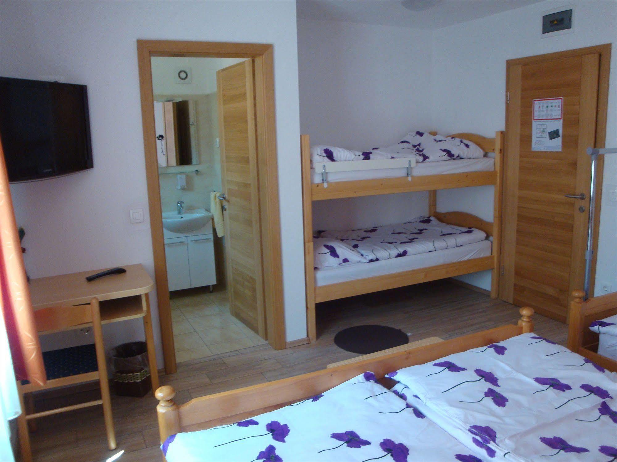 Guesthouse Mesec Zaplana วิเรอนีกา ภายนอก รูปภาพ