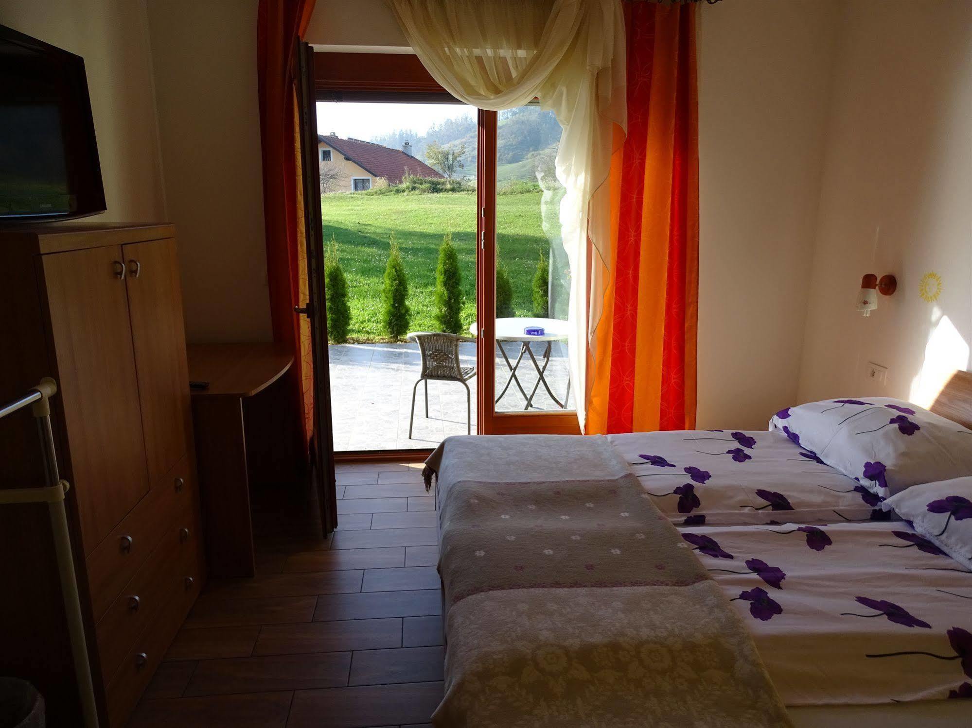 Guesthouse Mesec Zaplana วิเรอนีกา ภายนอก รูปภาพ