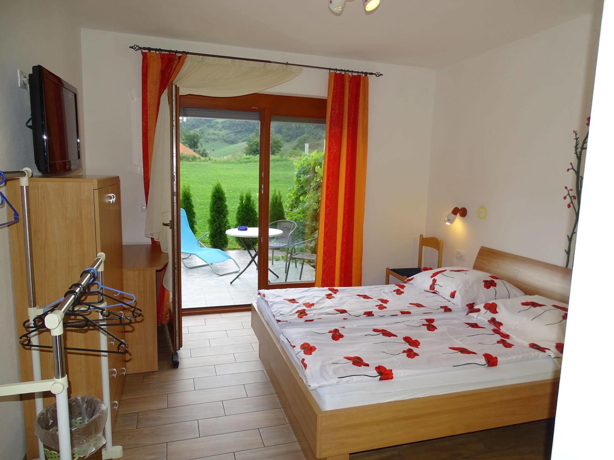 Guesthouse Mesec Zaplana วิเรอนีกา ภายนอก รูปภาพ